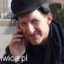 Wystawa zdjęć człowieka z plecakiem, aparatem i rowerem