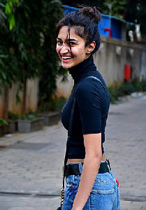 Erica Fernandes Facts for Kids