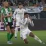Jude Bellingham fue tildado de “desvergonzado” por los fanáticos después de que las repeticiones capturaran a la estrella del Real Madrid jugando después de afirmar que había recibido un puñetazo en la cara.