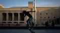 Los monopatines, vetados de la plaza del MACBA durante las noches