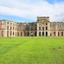 “An immense and almost unreal silhouette”: Just a few hours from the capital, this gigantic ruined palace hides romantic remnants
