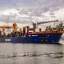The Dutch dredger that operates 24 hours a day to maintain depth and ensure the safety of ship operations begins new dredging in the Paranaguá Channel.