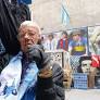 La historia de Antonio Esposito, el guardián de 72 años que transformó un callejón de Nápoles en el santuario de Diego Maradona