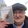 El coruñés Ramón Núñez publica un libro sobre los eclipses: "En la antigüedad tiraban flechas al cielo para que volviera el sol"