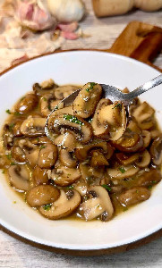 Champiñones en salsa: Receta fácil y tradicional - Poesía de Fogón