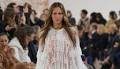 8 looks para llevar (bien) el estilo bohemio en invierno más allá del vestido de gasa