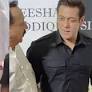 Watch: Salman Khan arrives in black pathani suit at Baba Siddiques iftar party, leaves fans impressed