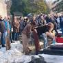 26 GODINA OD UBISTVA ŽELJKA RAŽNATOVIĆA ARKANA Sin čoveka koji je ubijen sa njim prvi došao na groblje, u ruci imao samo jednu stvar (FOTO)