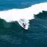 Former President Lacalle Pou was filmed surfing in El Sunzal.