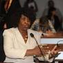 Benedita da Silva denuncia deputado que destruiu cartaz: "Deu uma tapa na cara de cada negro desta Casa"