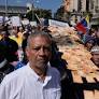 Miles de empleados públicos y jubilados protestaron en Caracas para exigir aumentos en los salarios y pensiones