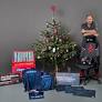 Kendte hjælper udsatte børn og unge ved at pynte juletræer
