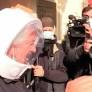 Grillo col casco anticovid: «Via libera a Conte leader»