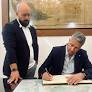 Xavier García Albiol firma el Libro de Honor del Ayuntamiento de El Puerto