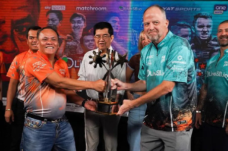 Team Asia, Team Rest of the World looking forward to action, crowd ...