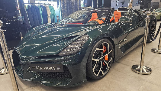 Went to a Mansory dealership to see a Bugatti Mistral in green ...