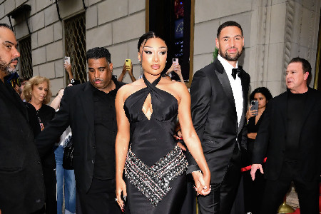 Megan Thee Stallion makes courtside debut for boyfriend Klay ...