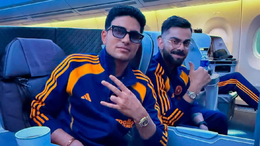 Shubman Gill Poses For A Photo With Virat Kohli As Team India Go ...