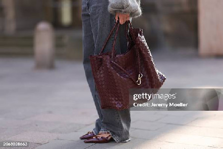 62,110 Burgundy Handbag Stock Photos, High-Res Pictures, and ...