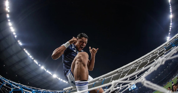 Ex-Cruzeiro 'se arrisca' e vive experiência inusitada com animais ...